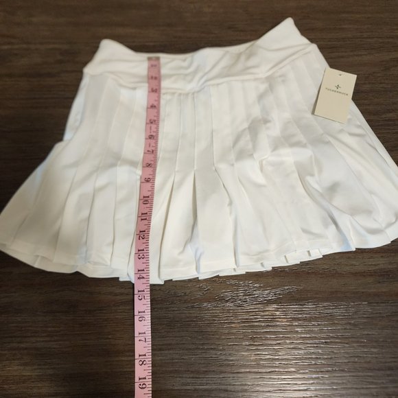 Tuckernuck White and Fresh Buds Tennis Skirt NWT White Small - Picture 2 of 9